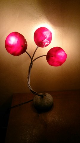 Piccola lampada in ferro e vetro rosso