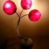 Piccola lampada in ferro e vetro rosso